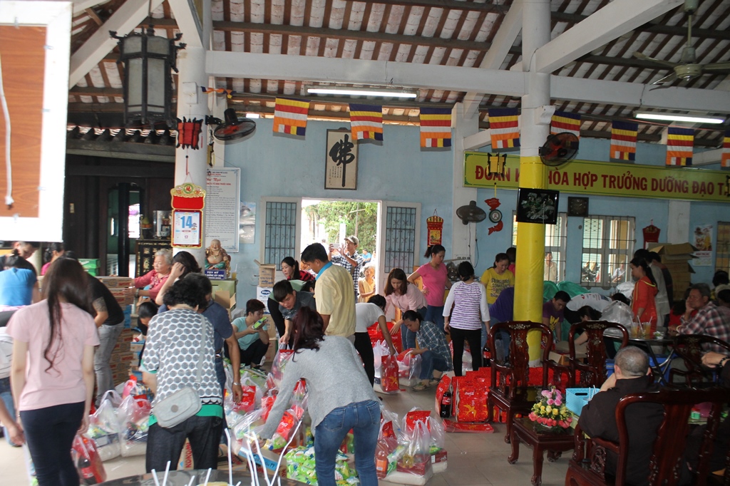 Phật Giáo Sa Đéc: Tặng quà tết cho người dân nghèo tại địa phương