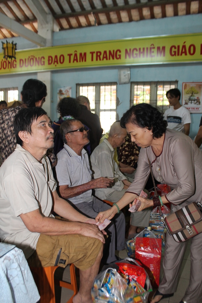 Phật Giáo Sa Đéc: Tặng quà tết cho người dân nghèo tại địa phương