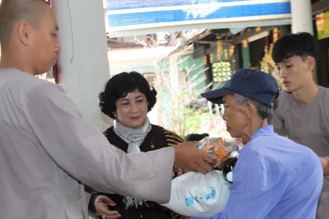 Chùa Phước Hưng phát 100 phần qua vui xuân đón tết