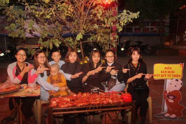Thái Bình: Không khí đón giao thừa tại chùa Từ Xuyên