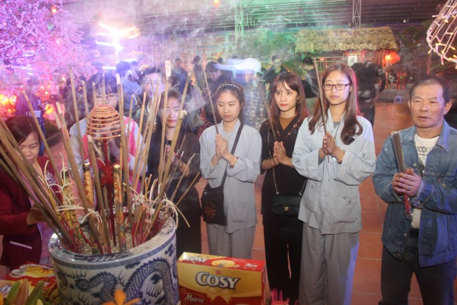 Thái Bình: Không khí đón giao thừa tại chùa Từ Xuyên