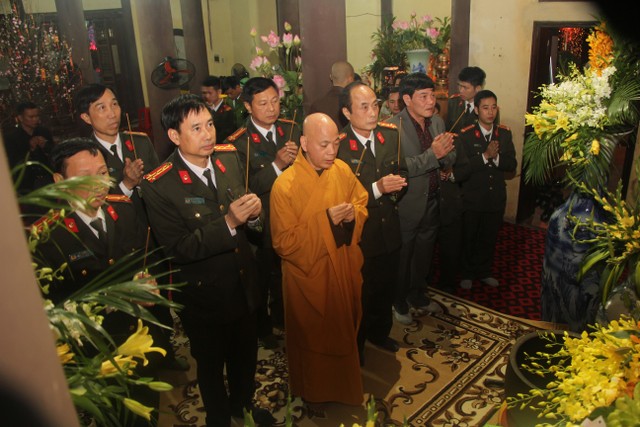 Thái Bình: Không khí đón giao thừa tại chùa Từ Xuyên