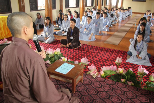 Thái Bình: Hơn 100 bạn trẻ về chùa Từ Xuyên tu một ngày