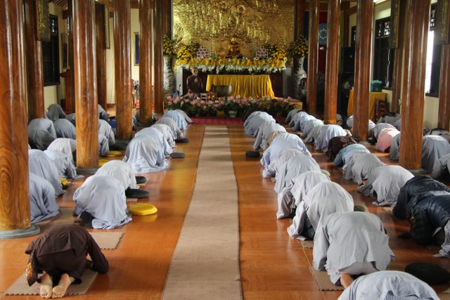 Thái Bình: Hơn 100 bạn trẻ về chùa Từ Xuyên tu một ngày