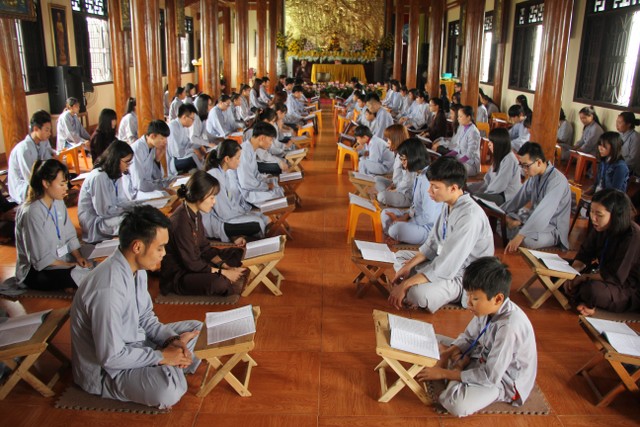 Thái Bình: Hơn 100 bạn trẻ về chùa Từ Xuyên tu một ngày