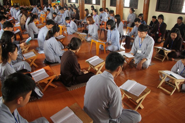Thái Bình: Hơn 100 bạn trẻ về chùa Từ Xuyên tu một ngày