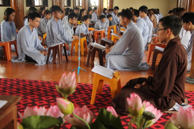 Thái Bình: Hơn 100 bạn trẻ về chùa Từ Xuyên tu một ngày