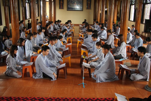 Thái Bình: Hơn 100 bạn trẻ về chùa Từ Xuyên tu một ngày