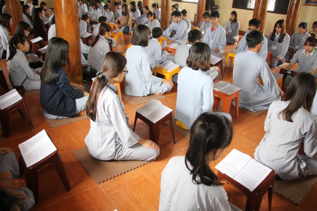 Thái Bình: Hơn 100 bạn trẻ về chùa Từ Xuyên tu một ngày