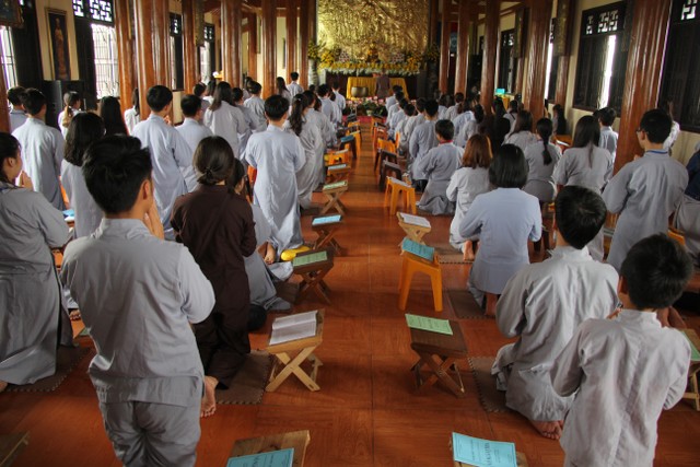 Thái Bình: Hơn 100 bạn trẻ về chùa Từ Xuyên tu một ngày