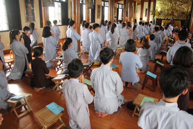 Thái Bình: Hơn 100 bạn trẻ về chùa Từ Xuyên tu một ngày