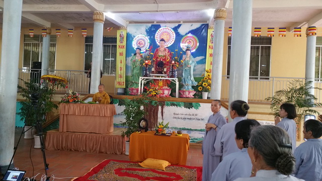 Thượng tọa Thích Nhật Từ thuyết giảng tại Khánh Hòa.