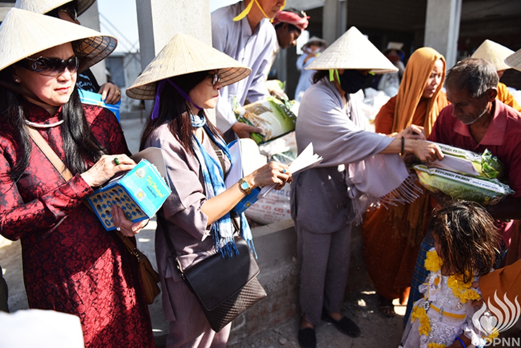 Quỹ Đạo Phật Ngày Nay - Tổng Kết Chương Trình Trao Quà Từ Thiện Và Cúng Dường Trai Tăng Tại Ấn Độ (C103)