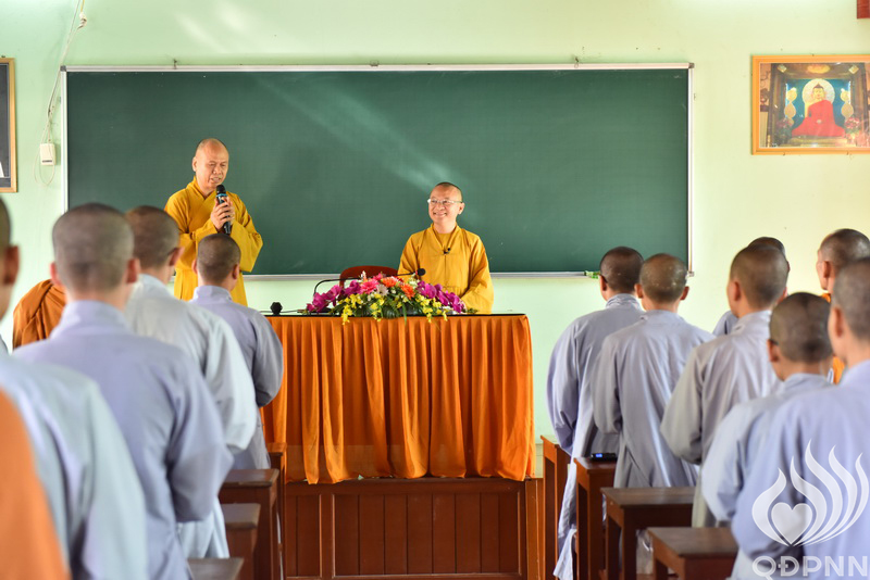 Quỹ Đạo Phật Ngày Nay Cúng Dường Tăng Ni Tại Trường Trung Cấp Phật Học Tại Vĩnh Long (C98)
