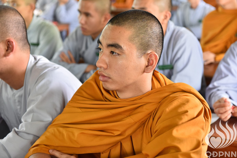 Quỹ Đạo Phật Ngày Nay Cúng Dường Tăng Ni Tại Trường Trung Cấp Phật Học Tại Vĩnh Long (C98)