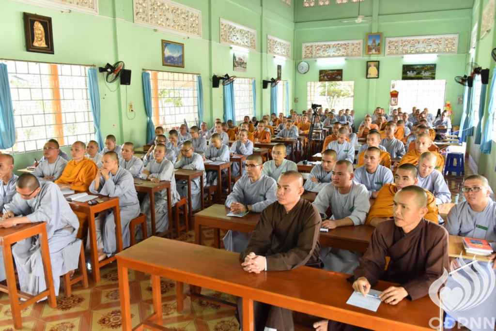 Quỹ Đạo Phật Ngày Nay Cúng Dường Tăng Ni Tại Trường Trung Cấp Phật Học Tại Vĩnh Long (C98)
