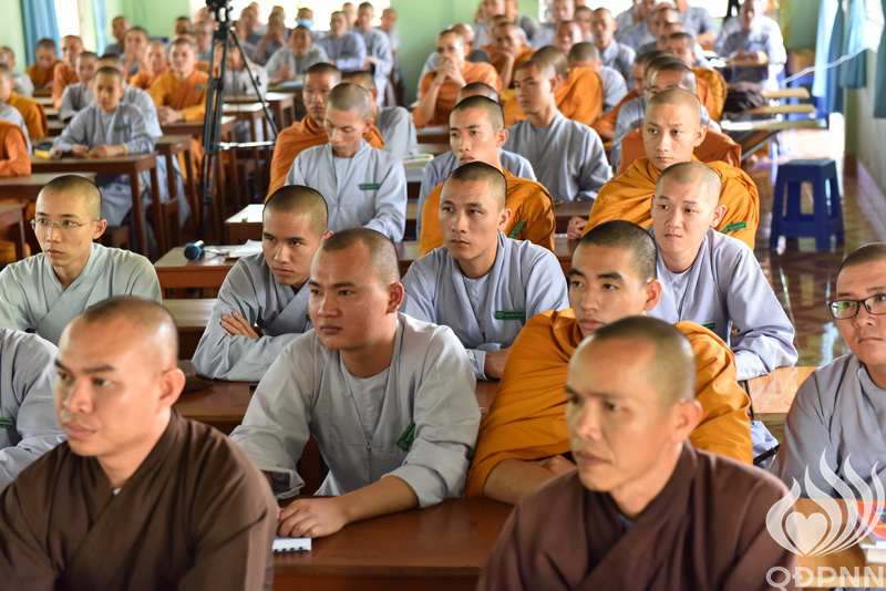 Quỹ Đạo Phật Ngày Nay Cúng Dường Tăng Ni Tại Trường Trung Cấp Phật Học Tại Vĩnh Long (C98)