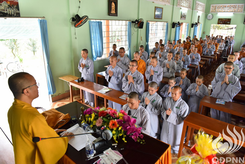 Quỹ Đạo Phật Ngày Nay Cúng Dường Tăng Ni Tại Trường Trung Cấp Phật Học Tại Vĩnh Long (C98)