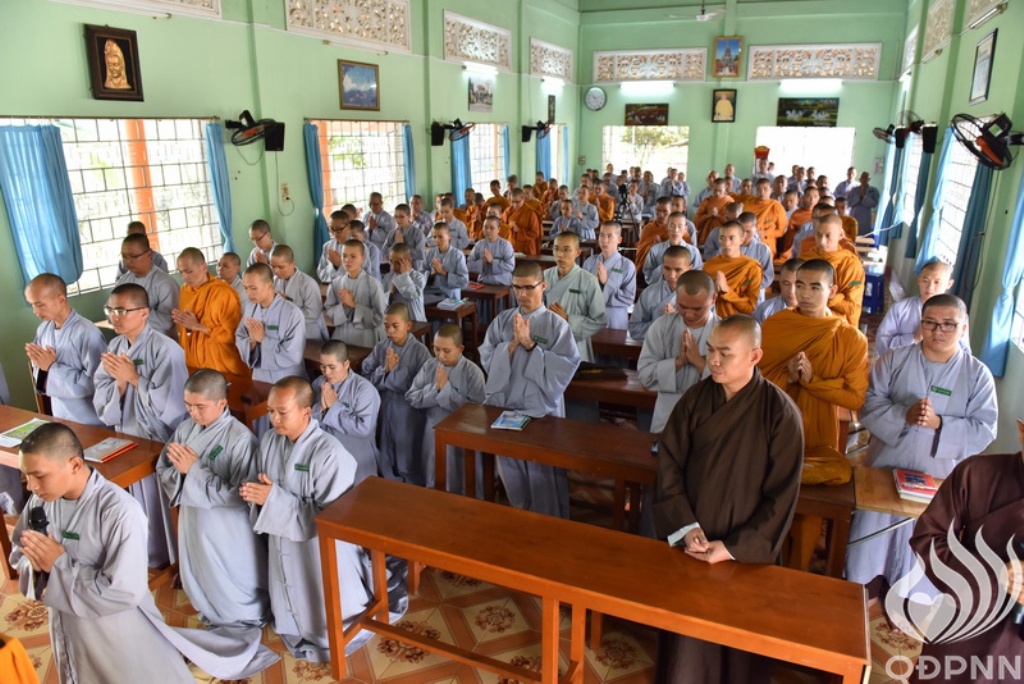 Quỹ Đạo Phật Ngày Nay Cúng Dường Tăng Ni Tại Trường Trung Cấp Phật Học Tại Vĩnh Long (C98)