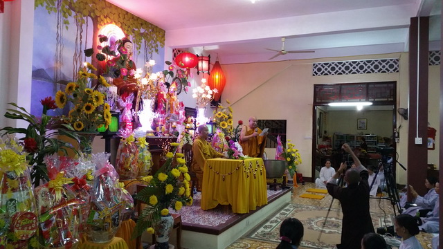 Thượng tọa Thích Nhật Từ thuyết giảng tại Khánh Hòa.