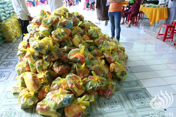 Quỹ Đạo Phật Ngày Nay - Tổng Kết Chương Trình Trao Quà Từ Thiện Và Trao Tặng Học Bổng Cho Học Sinh Nghèo Vượt Khó C101