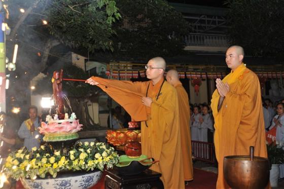 Chùm ảnh: Hàng nghìn Phật tử về chùa Thanh Hà tắm Phật