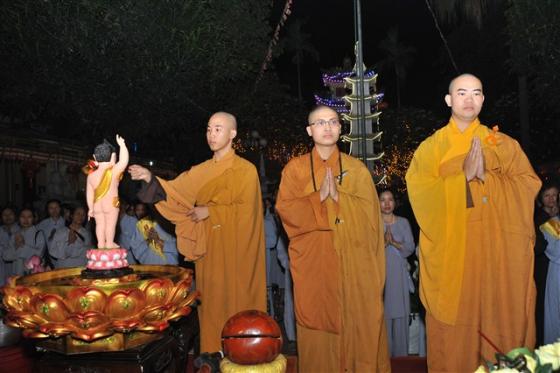 Chùm ảnh: Hàng nghìn Phật tử về chùa Thanh Hà tắm Phật