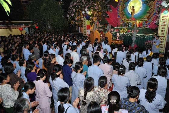 Chùm ảnh: Hàng nghìn Phật tử về chùa Thanh Hà tắm Phật