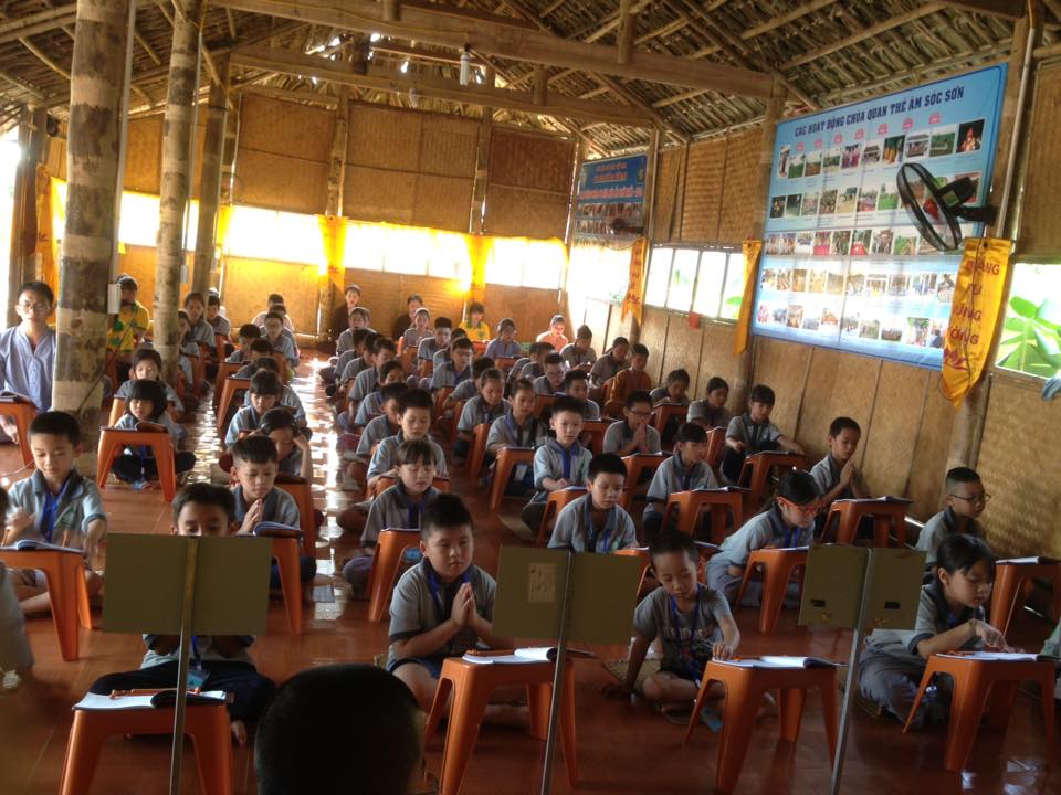 Nghỉ hè lên chùa học Phật của giới trẻ tại Hà Nội