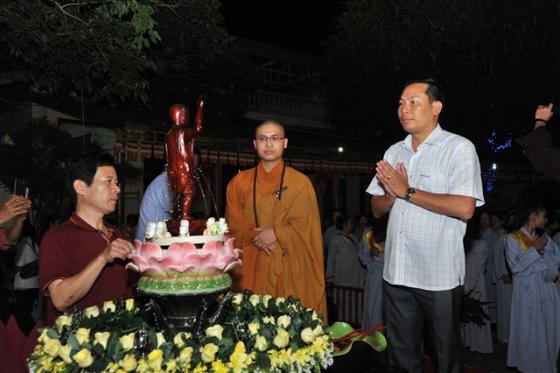 Chùm ảnh: Hàng nghìn Phật tử về chùa Thanh Hà tắm Phật