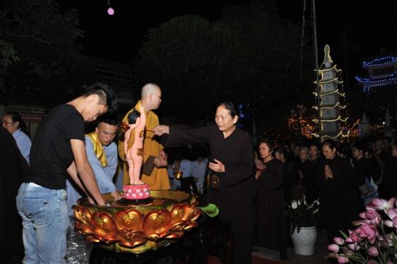 Chùm ảnh: Hàng nghìn Phật tử về chùa Thanh Hà tắm Phật