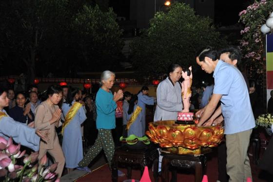 Chùm ảnh: Hàng nghìn Phật tử về chùa Thanh Hà tắm Phật