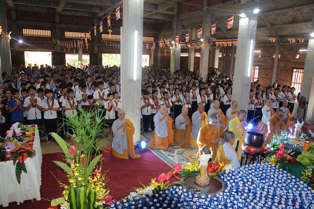 Lễ Phật đản ở chùa Thiên Quang: Người mù có gì vui?