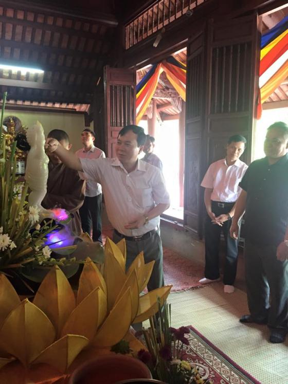 Lãnh đạo huyện Quan Hóa chúc mừng Phật đản chùa Ông