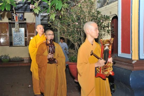 Chùm ảnh: Hàng nghìn Phật tử về chùa Thanh Hà tắm Phật