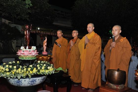 Chùm ảnh: Hàng nghìn Phật tử về chùa Thanh Hà tắm Phật