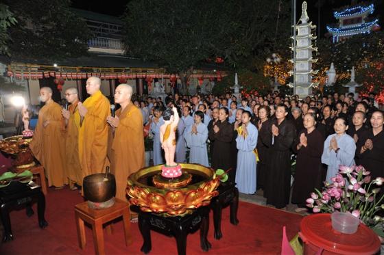 Chùm ảnh: Hàng nghìn Phật tử về chùa Thanh Hà tắm Phật