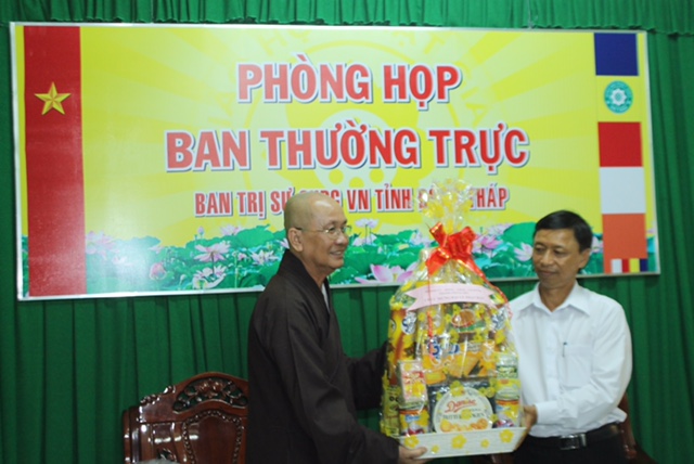 Đồng Tháp: Lãnh đạo Thành Phố Sa Đéc thăm viếng dịp Phật đản