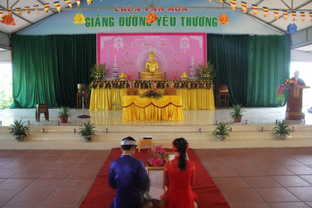 Thái Bình: Hai bạn trẻ làm lễ hằng thuận tại chùa Văn Môn