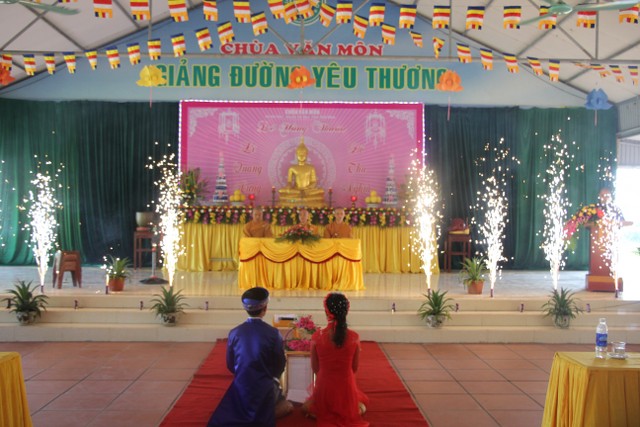 Thái Bình: Hai bạn trẻ làm lễ hằng thuận tại chùa Văn Môn
