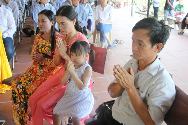 Thái Bình: Hai bạn trẻ làm lễ hằng thuận tại chùa Văn Môn