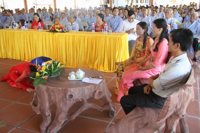 Thái Bình: Hai bạn trẻ làm lễ hằng thuận tại chùa Văn Môn