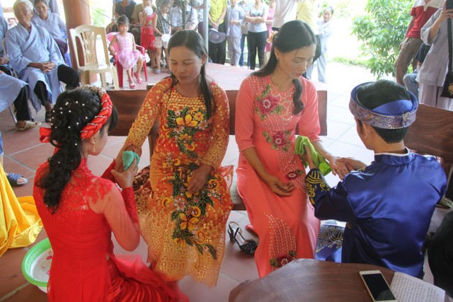 Thái Bình: Hai bạn trẻ làm lễ hằng thuận tại chùa Văn Môn