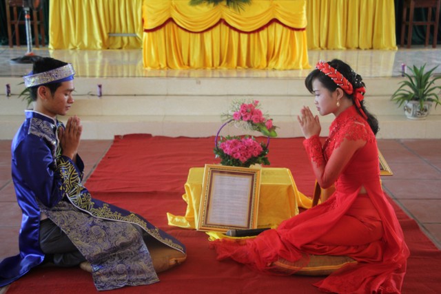 Thái Bình: Hai bạn trẻ làm lễ hằng thuận tại chùa Văn Môn