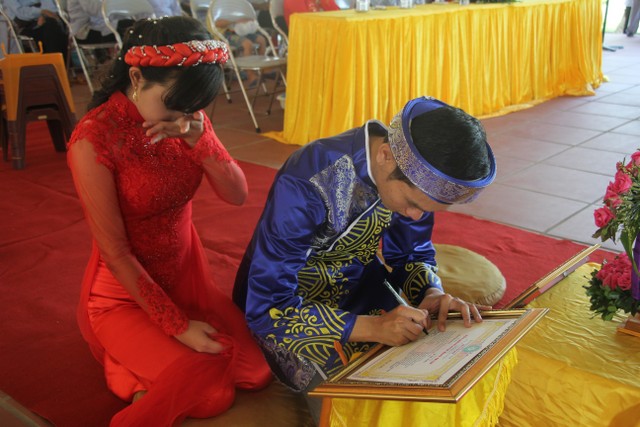 Thái Bình: Hai bạn trẻ làm lễ hằng thuận tại chùa Văn Môn