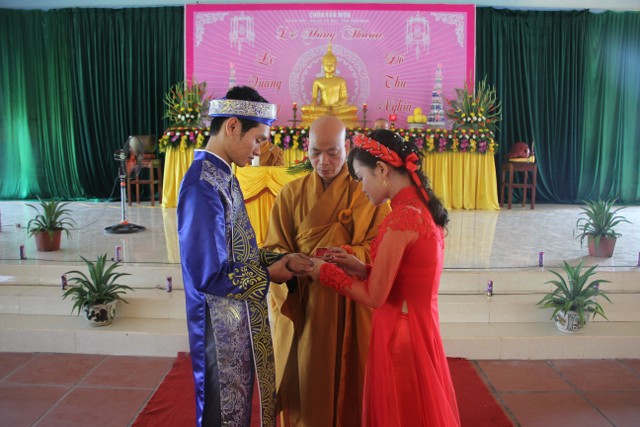 Thái Bình: Hai bạn trẻ làm lễ hằng thuận tại chùa Văn Môn