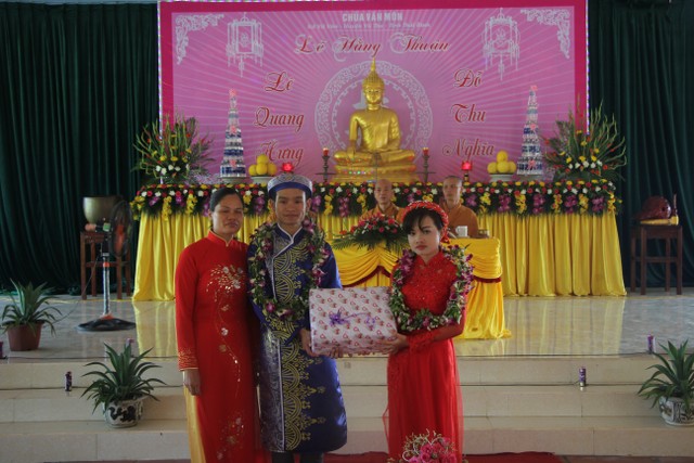 Thái Bình: Hai bạn trẻ làm lễ hằng thuận tại chùa Văn Môn
