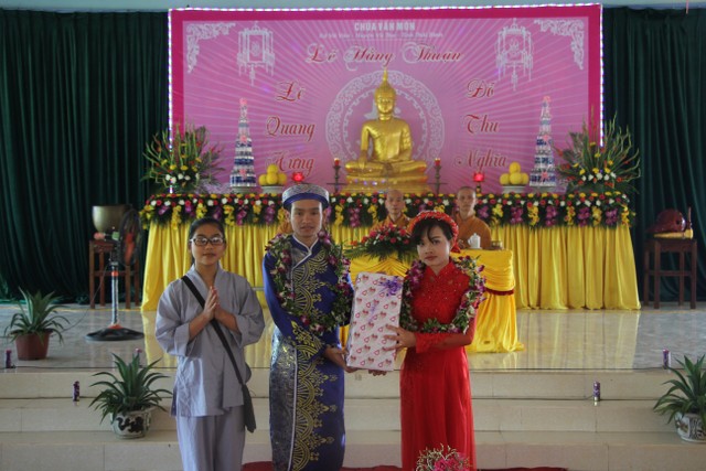 Thái Bình: Hai bạn trẻ làm lễ hằng thuận tại chùa Văn Môn