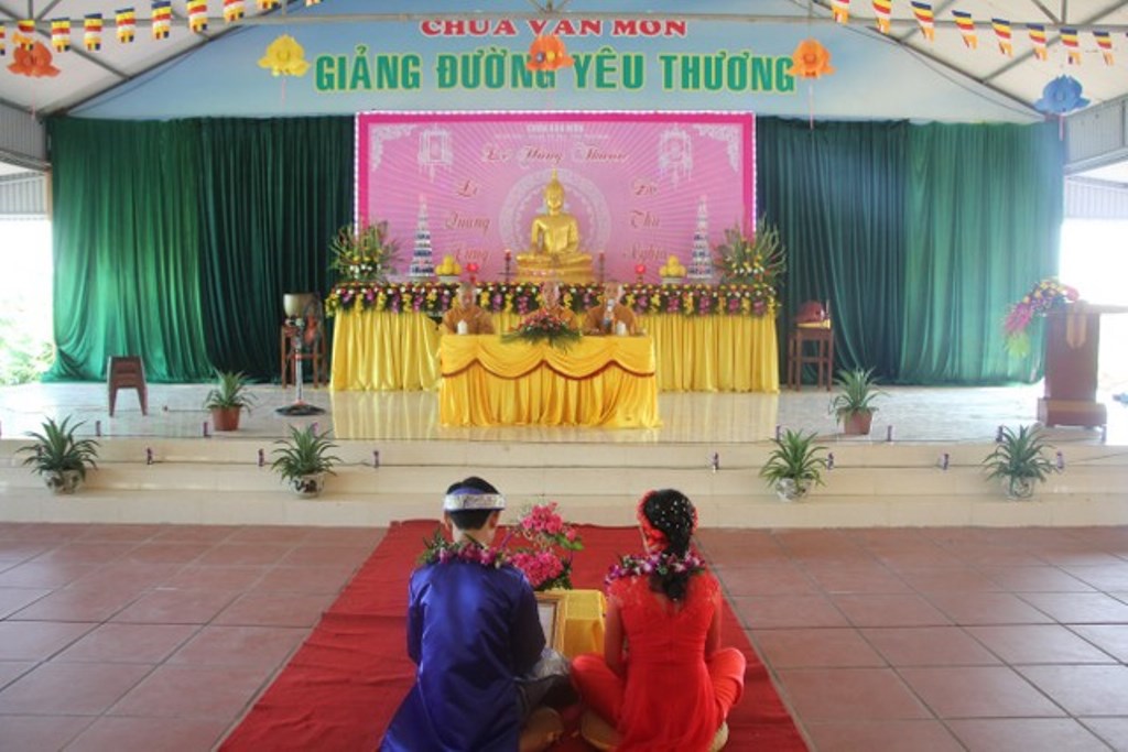 Thái Bình: Hai bạn trẻ làm lễ hằng thuận tại chùa Văn Môn