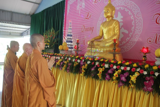 Thái Bình: Hai bạn trẻ làm lễ hằng thuận tại chùa Văn Môn